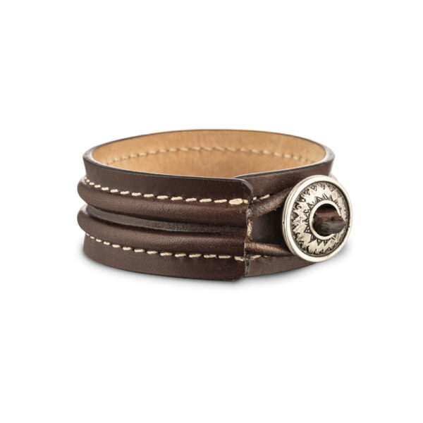 Claudas cowhide leather bracelet closure detail