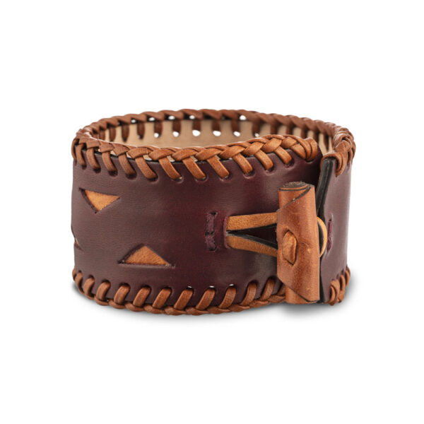 Melou cowhide leather bracelet closure detail