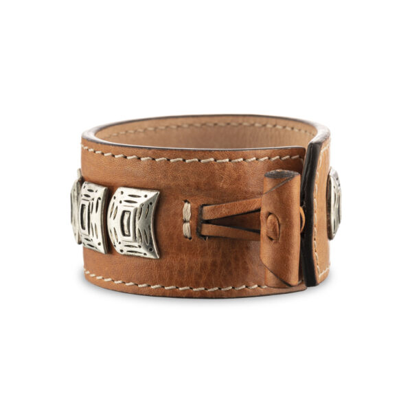 Cador cowhide leather bracelet closure detail