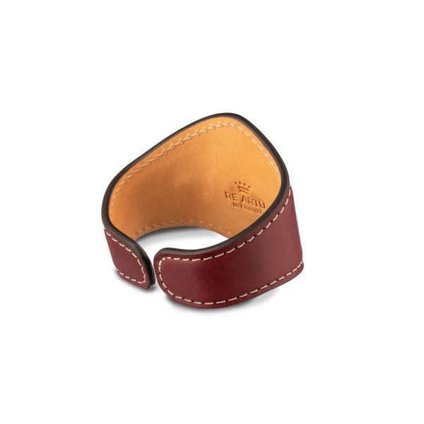 Gelda bracelet in cowhide leather three-quarter view